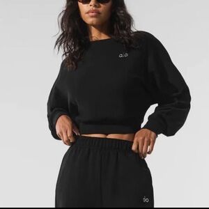 NEW ALO YOGA CROPPED ACCOLADE CREWNECK TOP SIZE: XS